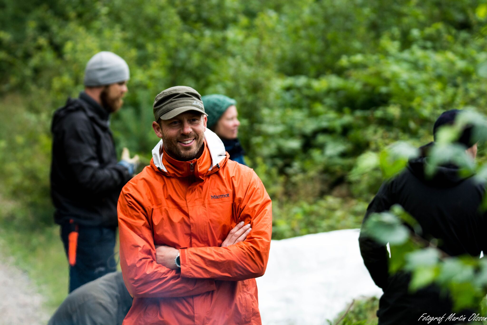 Torbjörn Selin överlevnadsinstruktör med grön keps och orange regnjacka