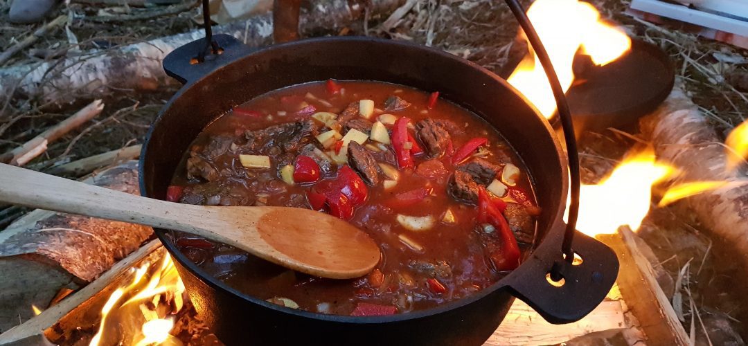 20190402_194241b En fältugn från Skeppshult full med en gulaschgryta