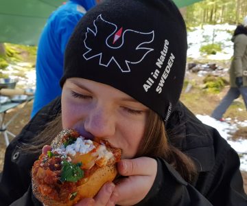 Barn som äter mat utomhus