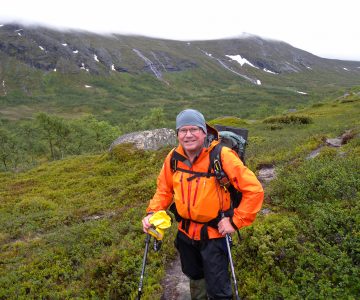 Peter Lindström vandrar med ryggsäck