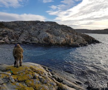 Putting out a fishing net, survival instructors show students